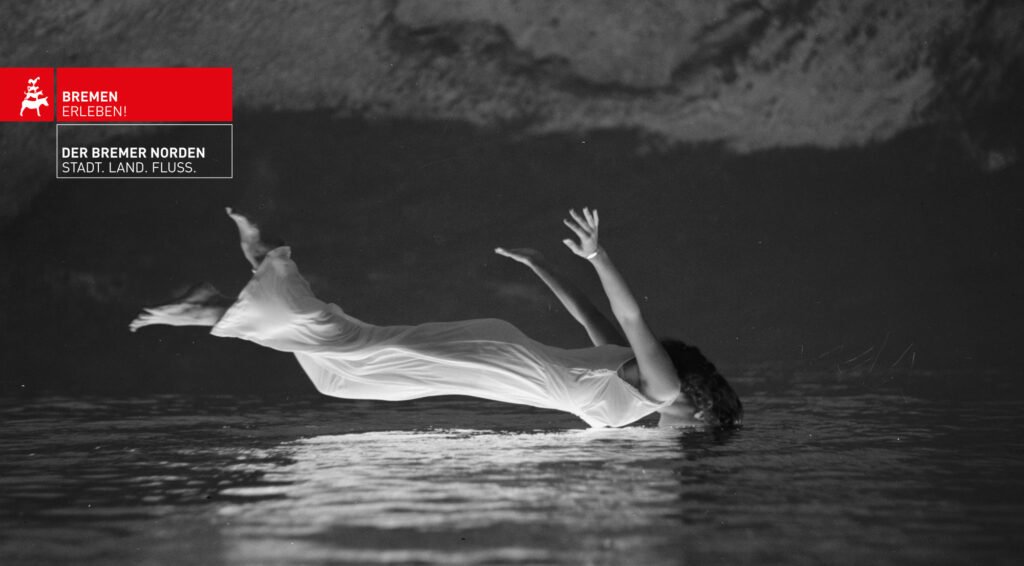 Fotovortrag in der havengalerie – Bild dazu Frau springt ins Wasser